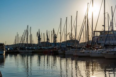 Pula, Hırvatistan - 20 Ağustos 2019 - Pula 'da öğleden sonra güneş ışınları yansıyan özel yatlar