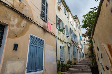 Marsilya, FRANCE - 12 Kasım 2021 - Marsilya 'nın Panier ilçesinin Dar Caddesi