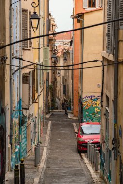 Marsilya, FRANCE - 12 Kasım 2021 - Marsilya 'nın Panier ilçesinin Dar Caddesi