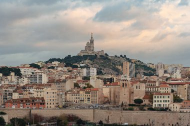 Marsilya, FRANCE - 12 Kasım 2021 Marsilya 'nın Notre Dame de la garde' lı eski bir ilçesi