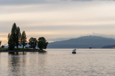 Vancouver, BC, Kanada - 31 Mayıs 2022 - Sakin okyanus ve gün batımı