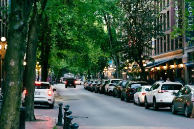 Vancouver, BC, Kanada - 28 Mayıs 2022 - Akşam Vancouver 'da işlek cadde