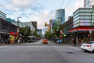 Vancouver, BC, Kanada - 23 Haziran 2022 - Vancouver 'ın en ünlü caddelerinden biri olan Granville Caddesi' nde yoğun bir öğleden sonra