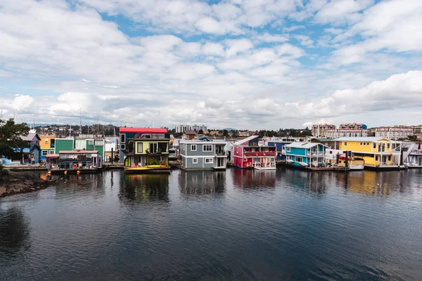 Victoria, Kanada - 8 Temmuz 2022 - Körfezdeki suyun üzerindeki renkli ahşap evler