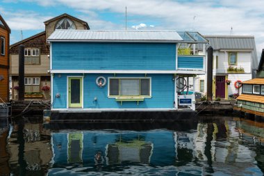 Victoria, Kanada - 8 Temmuz 2022 - British Columbia 'da yüzen ahşap ev