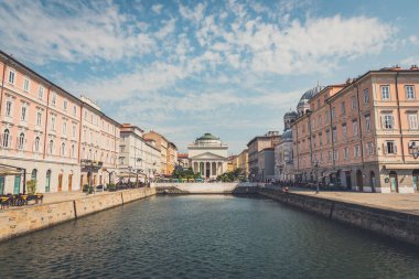 Trieste, İtalya - 21 Ağustos 2019 Trieste Büyük Kanalı 'nın sonunda güneşli bir günde Sant Antonio Kilisesi
