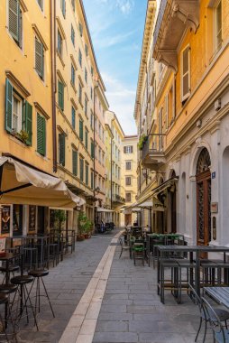 Trieste, İtalya - 21 Ağustos 2019 Yerel küçük bir sokakta kapalı restoranlar