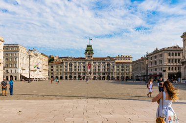 Trieste, İtalya - 21 Ağustos 2019 - Piazza Unita 'da güneşli bir öğleden sonra