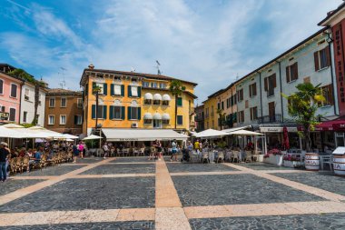 Sirmione, İtalya - 22 Ağustos 2019 Sirminone 'nin tam merkezinde restoranı olan sarı bina