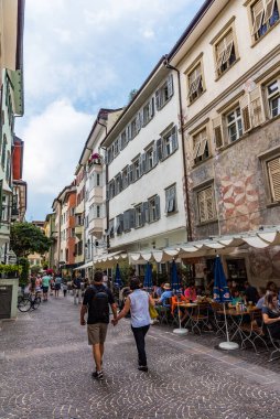 Bolzano, İtalya - 23 Ağustos 2019 - Şehrin tarihi kesiminin dar eski geçitlerinde yürüyen insanlar