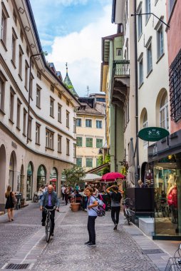 Bolzano, İtalya - 23 Ağustos 2019 - Yağmurdan sonra sağanak bulutlu günler