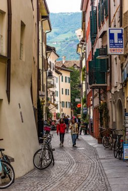 Bolzano, İtalya - 23 Ağustos 2019 - Eski binalar ve turistlerin yürüdüğü eski dar sokaklar