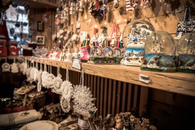 Cortina, İtalya - 24 Ağustos 2019 - Cortina 'daki mağazanın rafındaki el yapımı hediyelik eşyaların yakın çekimi