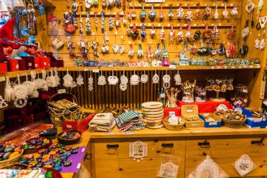 Cortina, İtalya - 24 Ağustos 2019 - Mağazadaki el yapımı hediyelik eşya çeşitliliği