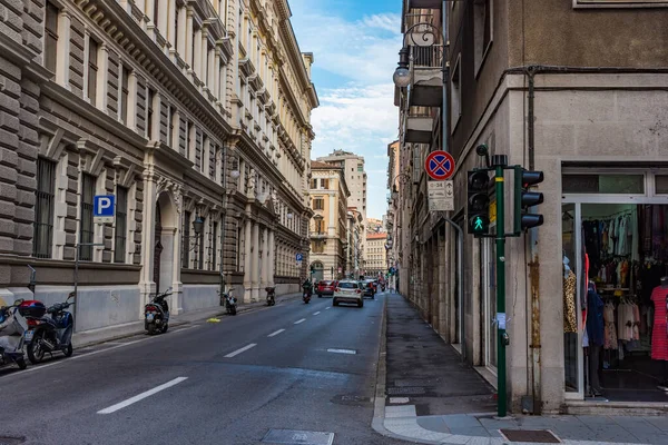 Trieste Italia Agosto 2019 Típica Calle Estrecha Con Tráfico Vehículos — Foto de Stock