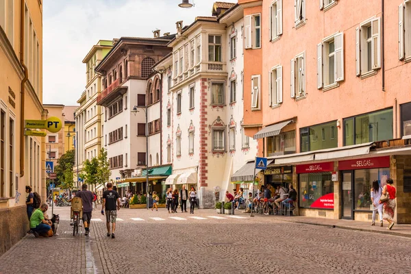 Bolzano, İtalya - 23 Ağustos 2019 - Öğle yemeği saatinde şehrin eski bir bölümü