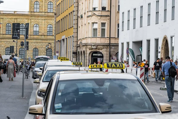 Múnich Alemania Agosto 2019 Taxis Típicos Alemanes Esperando Sus Clientes — Foto de Stock