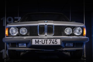 Münih, Almanya - 27 Ağustos 2019 - Müzede BMW 745 / 23 yakın çekim
