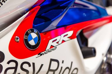 Münih, Almanya - 27 Ağustos 2019 BMW Müzesindeki süper spor motosiklet logosu