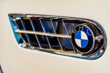 Münih, Almanya - 27 Ağustos 2019 - Münih müzesindeki tarihi arabalardan birinin BMW logosu