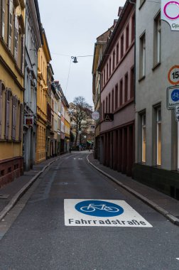 Heidelberg, Almanya - 26 Aralık 2018 - Şehrin eski kesiminde dar bisiklet sokağı