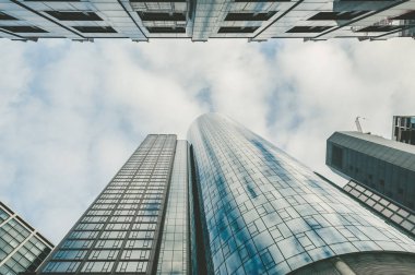 Frankfurt, Almanya - 25 Aralık 2018 - Frankfurt 'taki gökdelenlerin üzerindeki bulutlu mavi gökyüzü