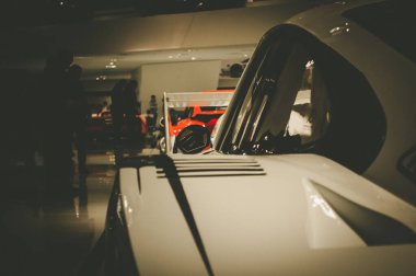 Stuttgart, Almanya - 27 Aralık 2018 Porsche Müzesi 'nde arabanın sol tarafının soyut çekimi