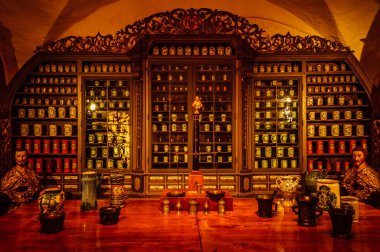 Heidelberg, Almanya - 26 Aralık 2018 - Eski eczane müzesi eczanelerde kullanılan muhteşem bir mobilya tutkusu