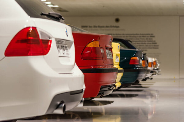 Мюнхен, Германия - 27 августа 2019 - Коллекция автомобилей серии 3 BMW разных лет выпуска