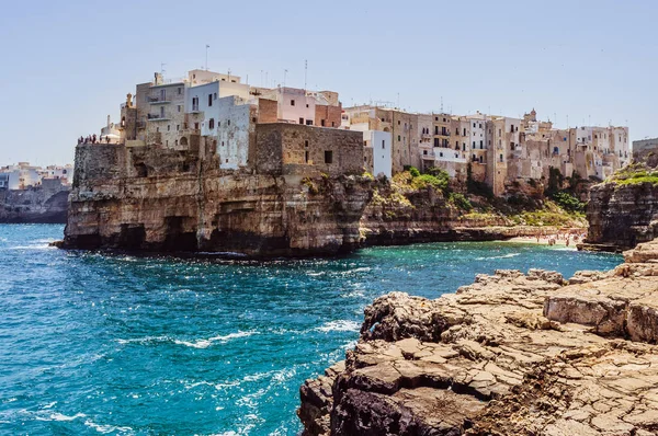 Polignano a Mare, İtalya - 1 Haziran 2018 - Kayaların ve kıyısındaki antik binaların muhteşem manzarası