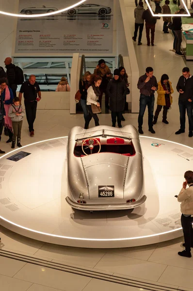 德国斯图加特 2018年12月27日 保时捷博物馆的人们在讲台上观看旧模型 — 图库照片