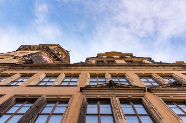 Arka planda mavi gökyüzü olan tarihi binanın alt görüntüsü