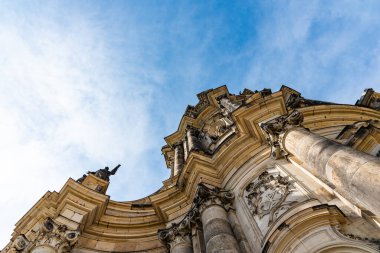 Dresden 'deki katedralin ön cephesindeki mimari unsurlar