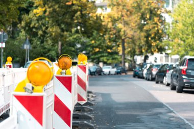 Raod uyarı lambasında çalışır.