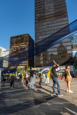 Vancouver, Kanada - 6 Haziran 2023 - Ukrayna 'daki Rus savaşını protesto. Mavi mendil ve bayraklar tutan insanlar.