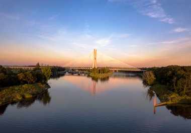 Gün batımında büyük beyaz asma köprü