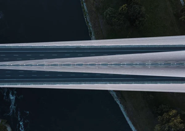 Μεγάλη Λευκή Κρεμαστή Γέφυρα Στις Ακτίνες Του Ήλιου — Φωτογραφία Αρχείου