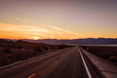 Gün batımında Ölüm Vadisi boş yol