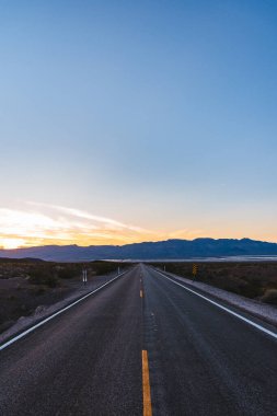 Gün batımında Ölüm Vadisi boş yol