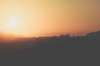 Dağların üzerinde parlak gün batımı
