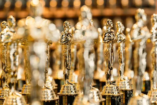 Altın bir Oscar heykelinin yakın çekim kopyası.