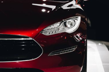 Karanlık bir atışta araba farlarını oku.