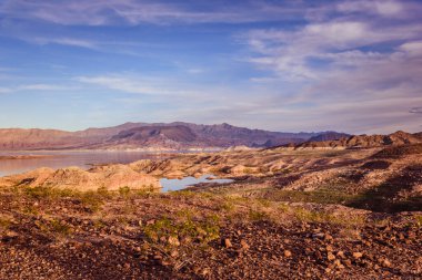 Gün batımında kayaların arasında dağ gölü