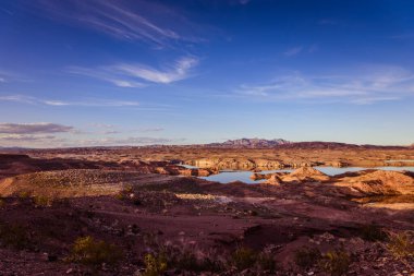Gün batımında kayaların arasında dağ gölü