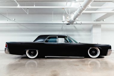 Los Angeles, CA - 16 Nisan 2023 - James Hetfield ünlü Lincoln Continental Petersen Müzesi Kasasında