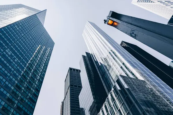 New York 'taki modern gökdelenler arasındaki metro direği