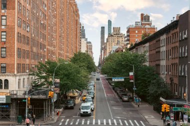 New York, ABD - 7 Mayıs 2023 Sıcak ve güneşli bir günde kalabalık