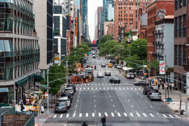 New York, ABD - 7 Mayıs 2023 Sıcak ve güneşli bir günde kalabalık