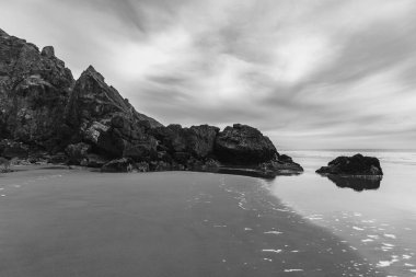 Kaliforniya 'da Pasifik Okyanusu sahilinde bulutlu bir gökyüzü