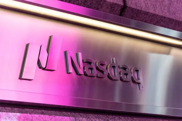 New York, ABD - 7 Mayıs 2023 - Times Meydanı 'nın neon ışığında Nasdaq logosu